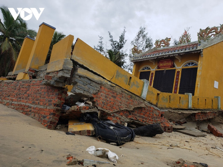 Cập nhật: Bão số 13 cuốn bay mái trường học, "nhổ" bật gốc cây, cuốn trôi nhà dân ảnh 16