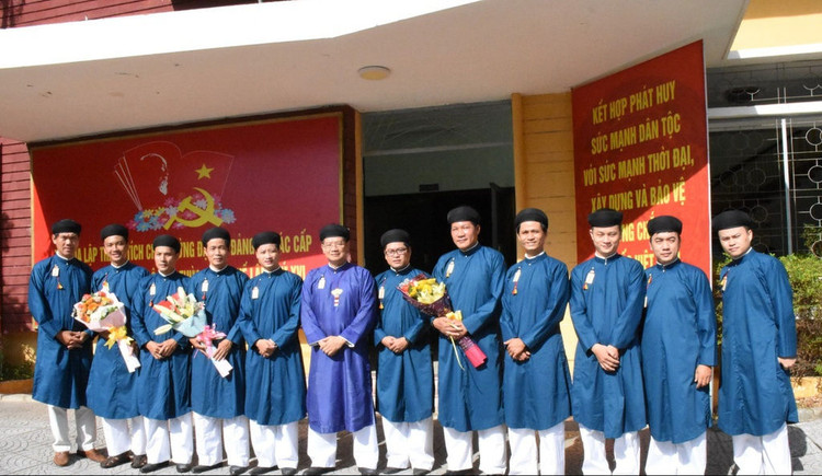 cong chuc nam mac ao dai anh 2