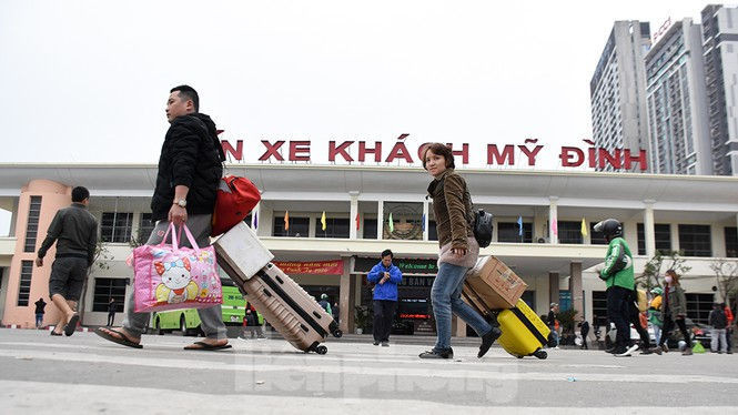 Người dân ùn ùn quay lại Thủ đô sau một tuần nghỉ Tết - ảnh 5