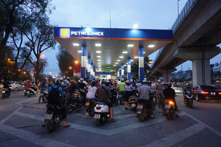 Dân ùn ùn đổ xăng trước giờ tăng giá, nhiều nơi xếp hàng đông nghẹt - 2