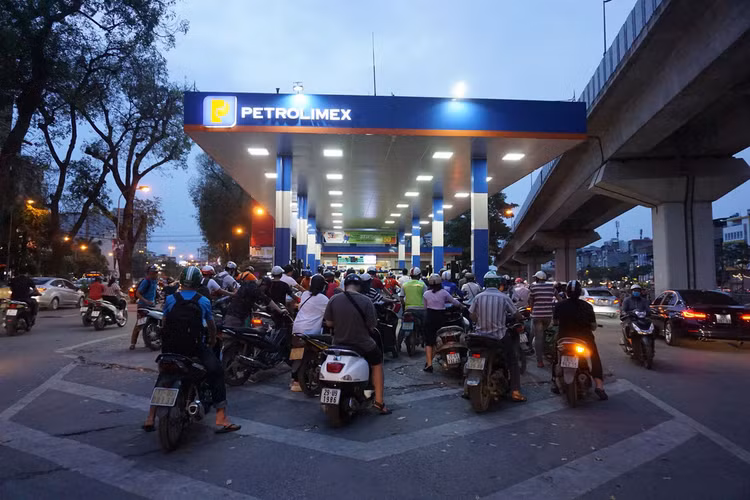 Dân ùn ùn đổ xăng trước giờ tăng giá, nhiều nơi xếp hàng đông nghẹt - 2