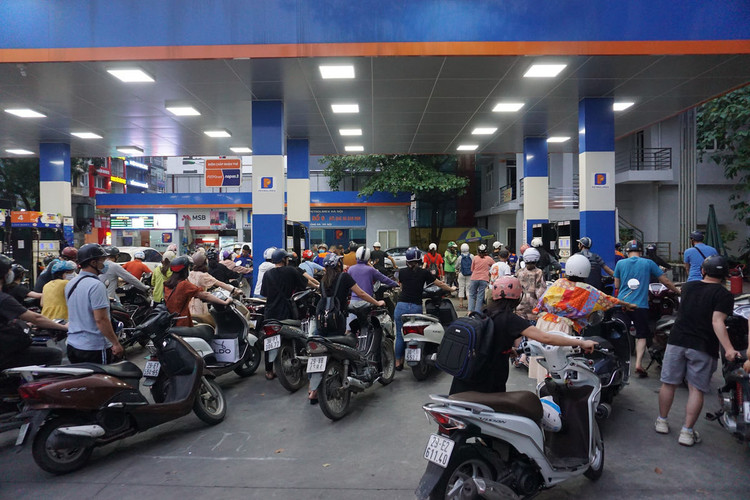 Dân ùn ùn đổ xăng trước giờ tăng giá, nhiều nơi xếp hàng đông nghẹt - 7
