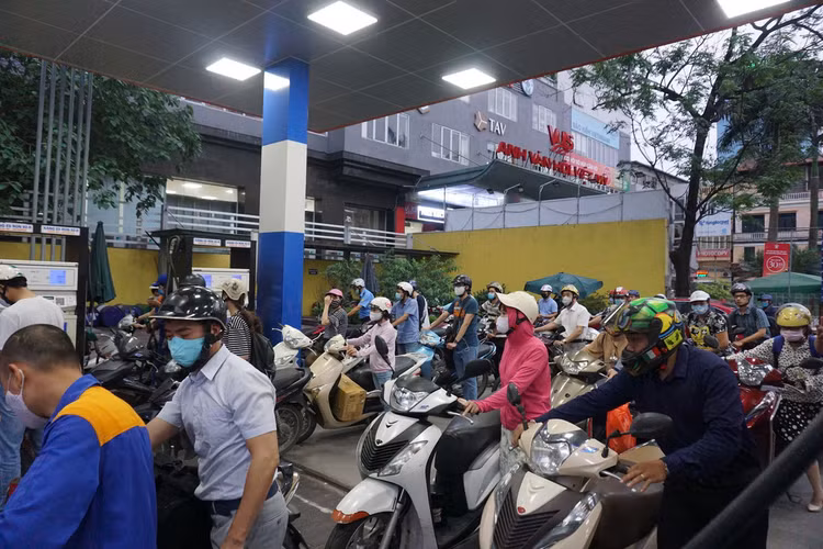 Dân ùn ùn đổ xăng trước giờ tăng giá, nhiều nơi xếp hàng đông nghẹt - 3