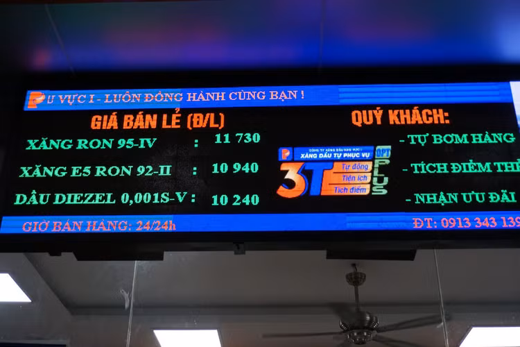 Dân ùn ùn đổ xăng trước giờ tăng giá, nhiều nơi xếp hàng đông nghẹt - 6