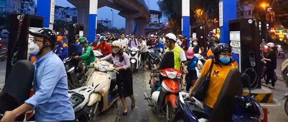 Dân ùn ùn đổ xăng trước giờ tăng giá, nhiều nơi xếp hàng đông nghẹt - 4