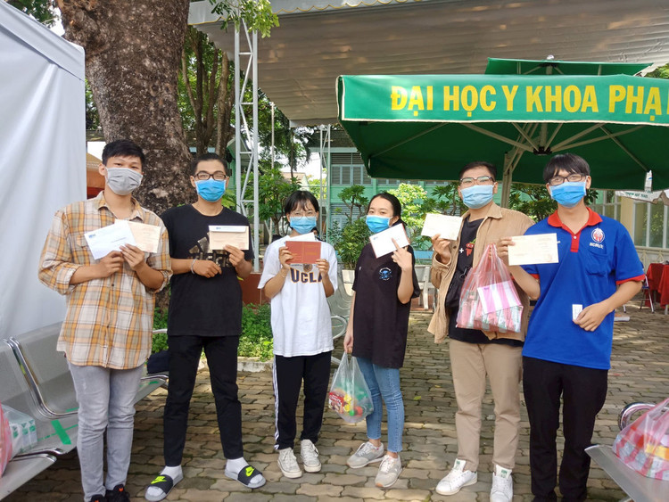 Các bạn Đoàn viên Thanh niên tham gia Chương trình "Giọt máu hồng vì cộng đồng" năm 2020. Đây là chương trình chào mừng Đại hội Đại biểu Đảng bộ Khối Đại học Cao đẳng TPHCM do Ban Tuyên giáo Đảng ủy Khối phối hợp với Đảng ủy Trường Đại học Y Khoa Phạm Ngọc Thạch tổ chức