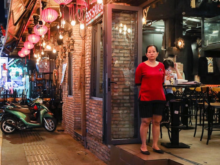 Quán bia ở phố Tây Sài Gòn bị đóng cửa từ tối 15/3. Ảnh: Như Quỳnh.