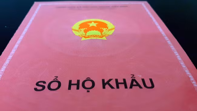 Sổ hộ khẩu giấy hiện nay, ghi thông tin thường trú của công dân. Ảnh: Phương Sơn