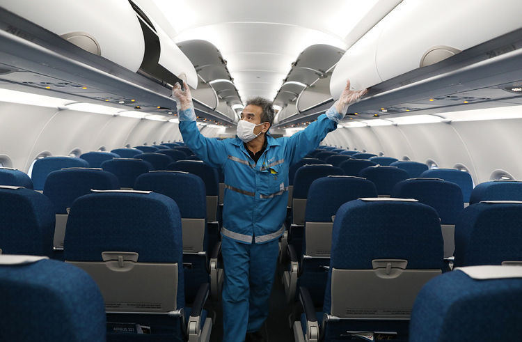 Khử trùng máy bay Vietnam Airlines. Ảnh: Ngọc Thành.