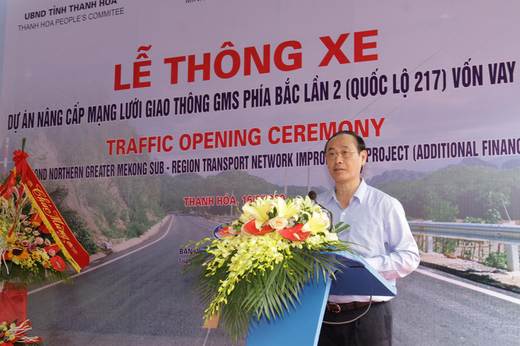 Thứ trưởng Bộ GTVT Lê Đình Thọ đánh giá dự án nâng cấp QL217 bảo đảm chất lượng và tiến độ đề ra. Ảnh: VGP/Phan Trang.