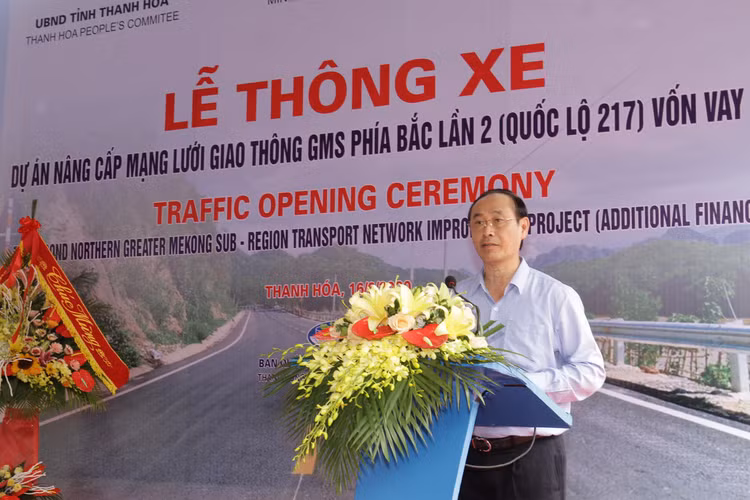 Thứ trưởng Bộ GTVT Lê Đình Thọ đánh giá dự án nâng cấp QL217 bảo đảm chất lượng và tiến độ đề ra. Ảnh: VGP/Phan Trang.