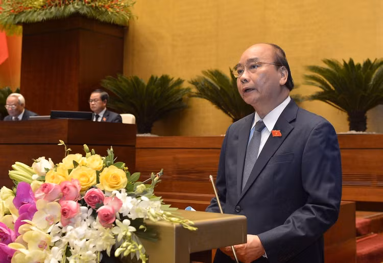 Thủ tướng Nguyễn Xuân Phúc trình bày báo cáo trước Quốc hội. Ảnh VGP
