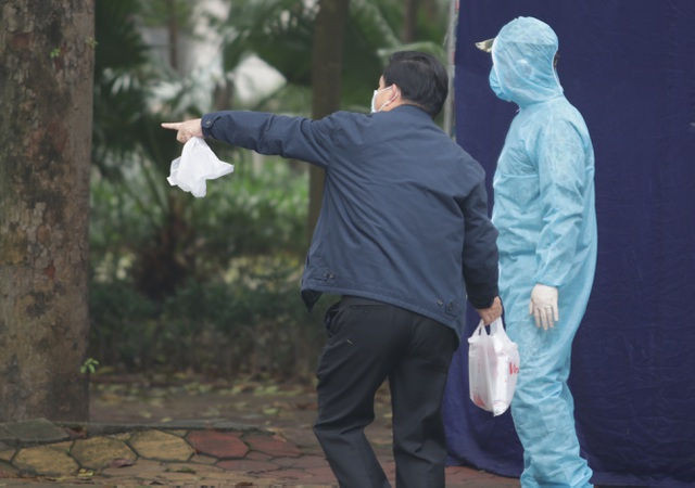 Hà Nội: Người thân tấp nập tiếp tế đồ vào khu cách ly Pháp Vân - Tứ Hiệp - 9