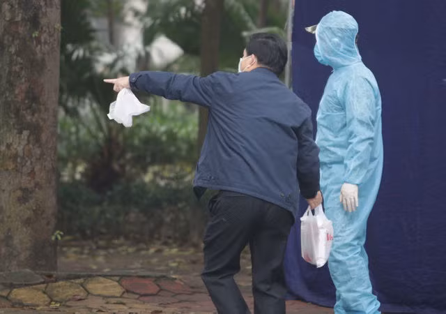 Hà Nội: Người thân tấp nập tiếp tế đồ vào khu cách ly Pháp Vân - Tứ Hiệp - 9