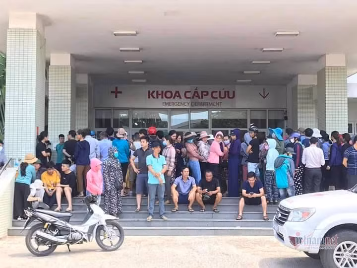 Hiện trường vụ lật xe khách 13 người chết ở Quảng Bình