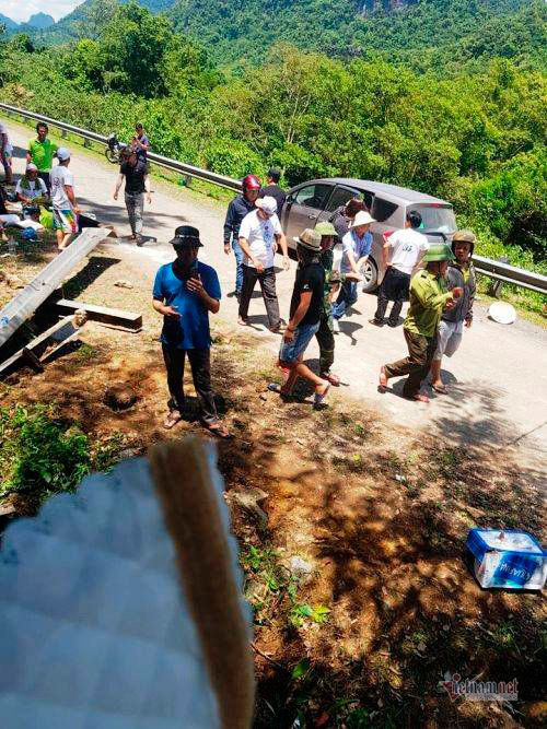 Hiện trường vụ lật xe khách 13 người chết ở Quảng Bình