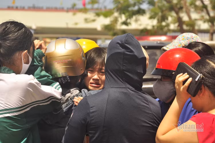 Hiện trường vụ lật xe khách 13 người chết ở Quảng Bình