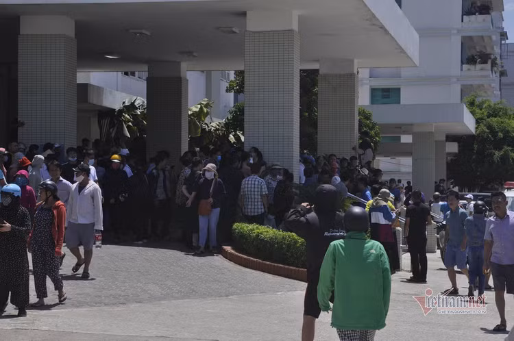 Hiện trường vụ lật xe khách 13 người chết ở Quảng Bình