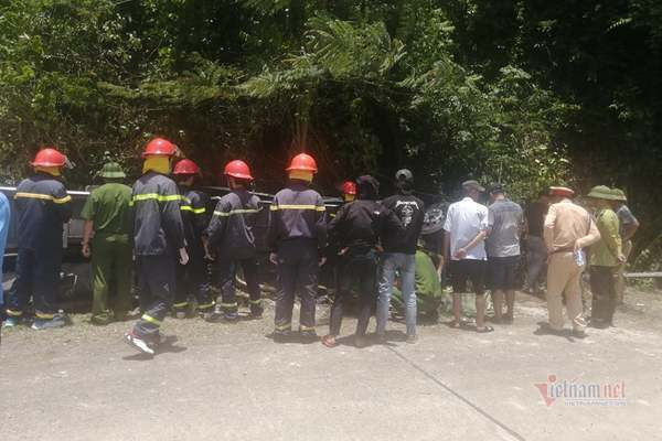 Hiện trường vụ lật xe khách 13 người chết ở Quảng Bình