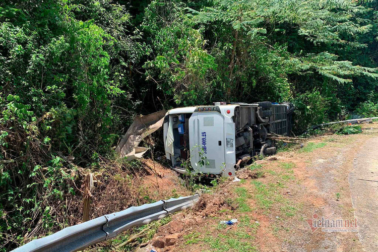 Hiện trường vụ lật xe khách 13 người chết ở Quảng Bình