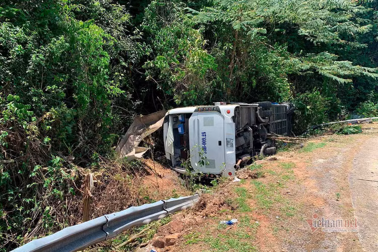 Hiện trường vụ lật xe khách 13 người chết ở Quảng Bình