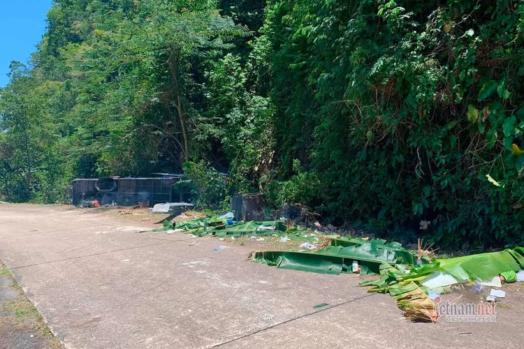 Hiện trường vụ lật xe khách 13 người chết ở Quảng Bình