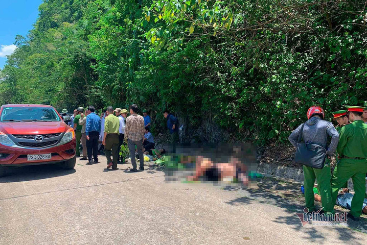 Hiện trường vụ lật xe khách 13 người chết ở Quảng Bình