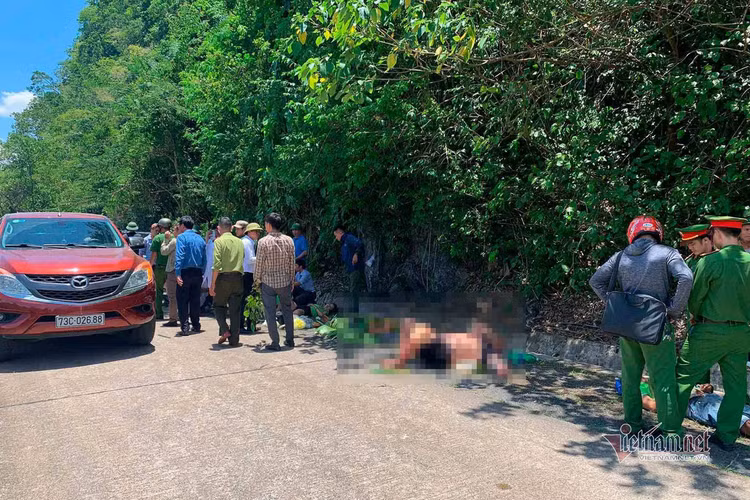 Hiện trường vụ lật xe khách 13 người chết ở Quảng Bình