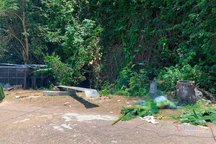 Hiện trường vụ lật xe khách 13 người chết ở Quảng Bình