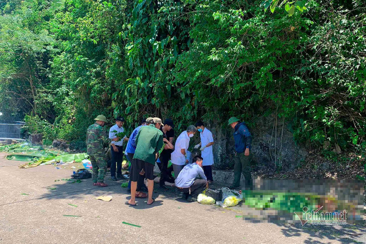 Hiện trường vụ lật xe khách 13 người chết ở Quảng Bình