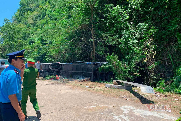 Hiện trường vụ lật xe khách 13 người chết ở Quảng Bình