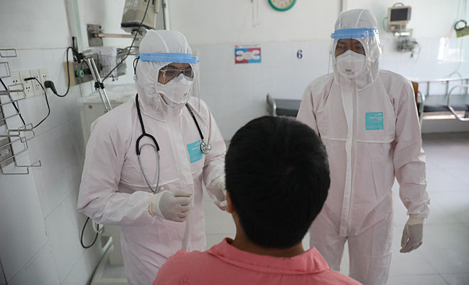 Bệnh nhân Trung Quốc khi đang điều trị cách ly ở Bệnh viện Chợ Rẫy. Ảnh: Hữu Khoa.