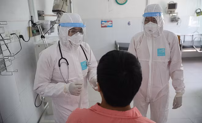 Bệnh nhân Trung Quốc khi đang điều trị cách ly ở Bệnh viện Chợ Rẫy. Ảnh: Hữu Khoa.