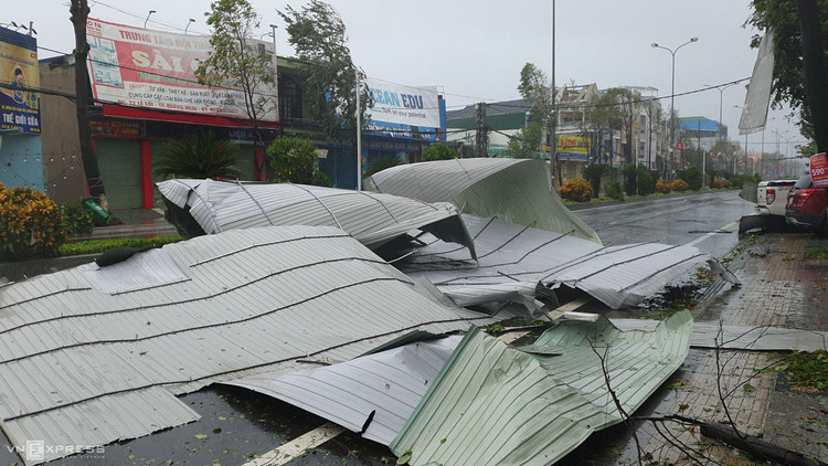 Nhà dân tan hoang sau bão Molave ảnh 9