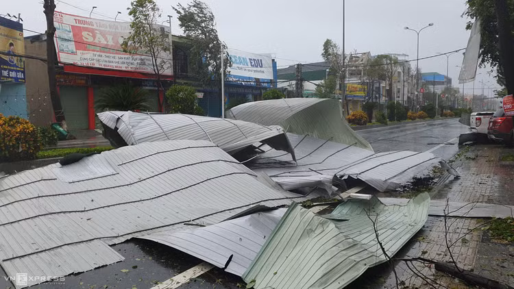 Nhà dân tan hoang sau bão Molave ảnh 9