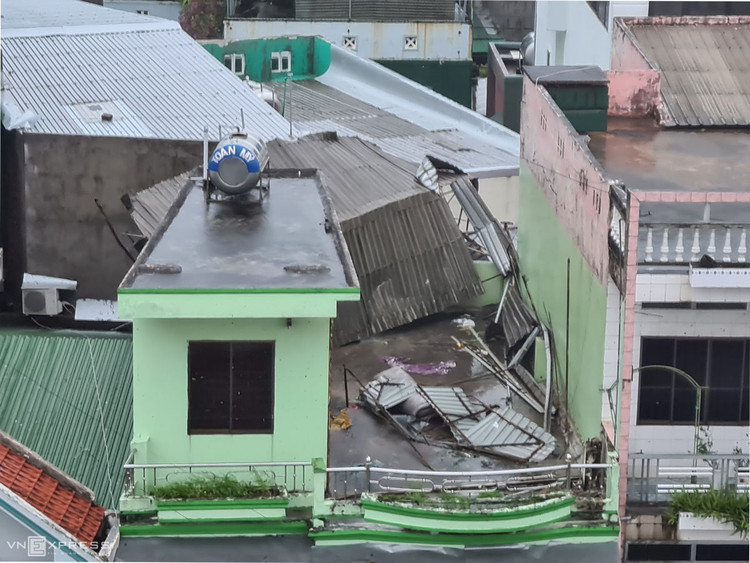 Nhà dân tan hoang sau bão Molave ảnh 11