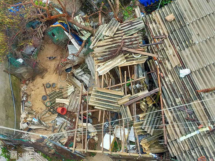 Nhà dân tan hoang sau bão Molave ảnh 1