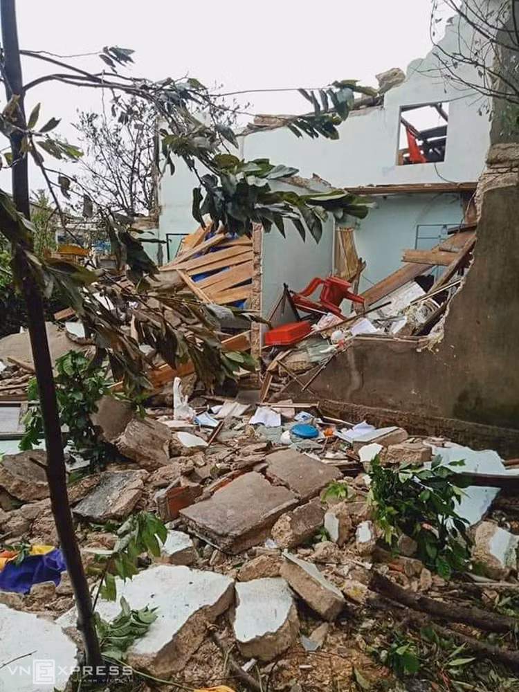 Nhà dân tan hoang sau bão Molave ảnh 2