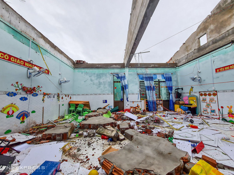 Nhà dân tan hoang sau bão Molave ảnh 12