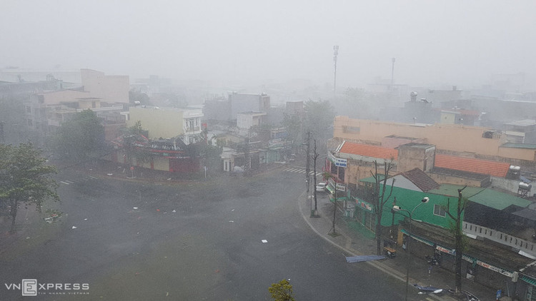 Nhà dân tan hoang sau bão Molave ảnh 8