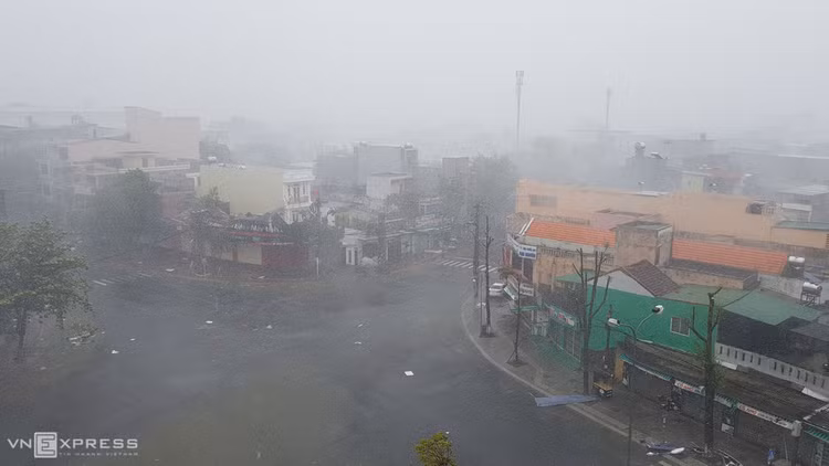 Nhà dân tan hoang sau bão Molave ảnh 8