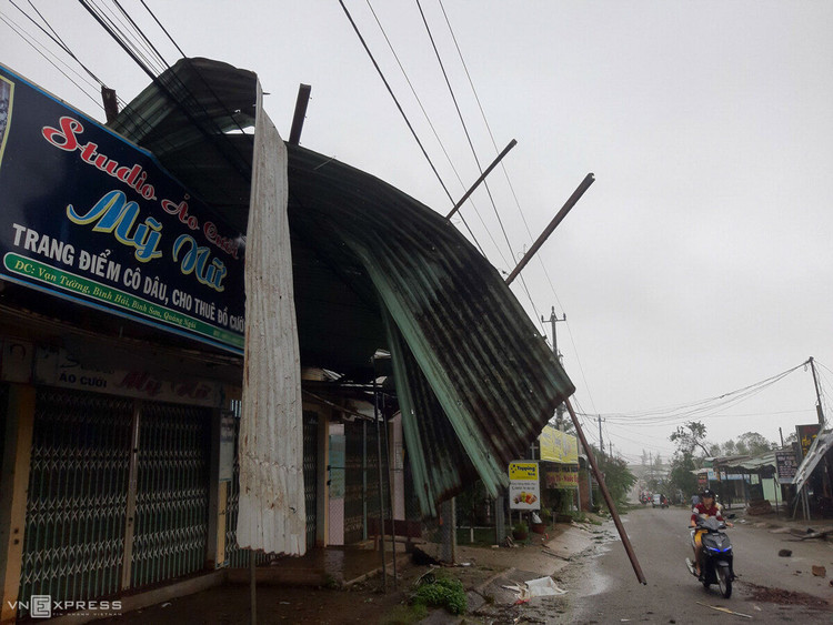 Nhà dân tan hoang sau bão Molave ảnh 6