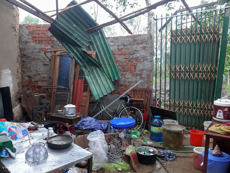 Nhà dân tan hoang sau bão Molave ảnh 5