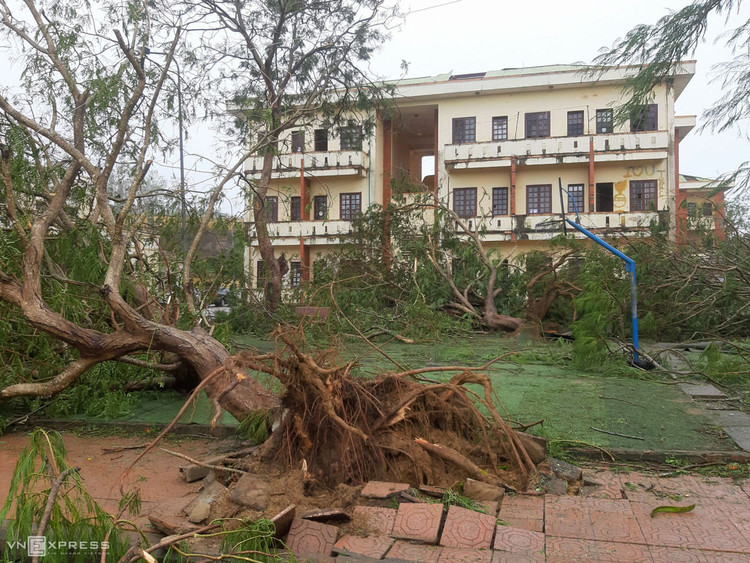 Nhà dân tan hoang sau bão Molave ảnh 7
