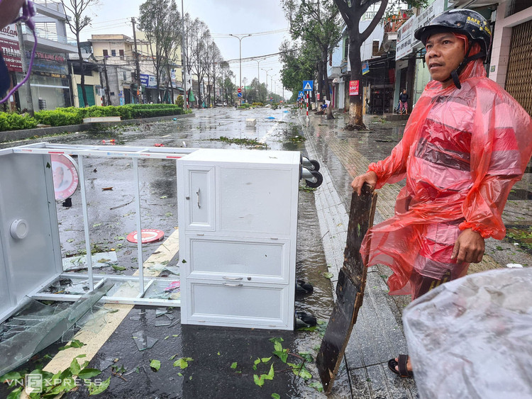 Nhà dân tan hoang sau bão Molave ảnh 10