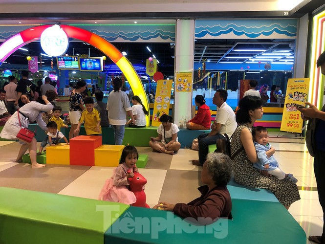 Trung tâm mua sắm, khu vui chơi Sài Gòn quá tải ngày cuối nghỉ Tết Nguyên đán - ảnh 17
