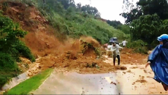 Quảng Ngãi: Đồi lở, cả làng chìm trong đất đá - ảnh 1