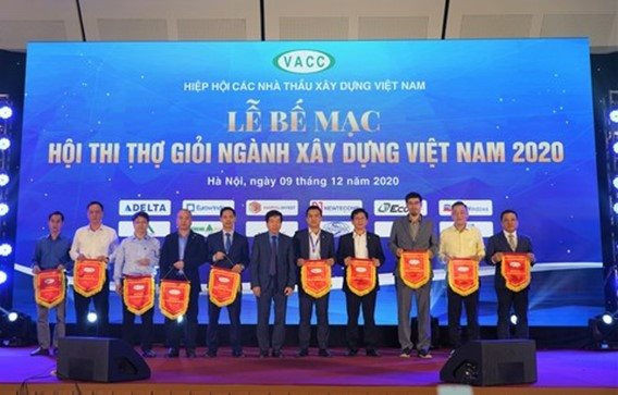 Ông Nguyễn Quốc Hiệp trao Cờ lưu niệm cho đại diện Eurowindow và các đơn vị tham dự hội thi.