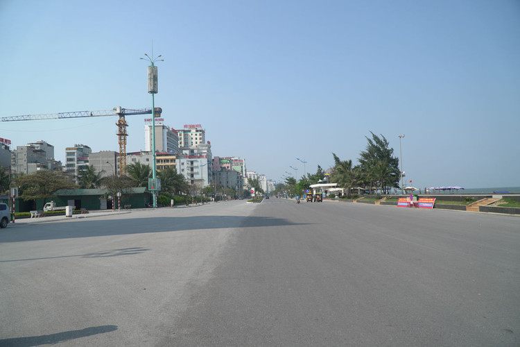 Biển Sầm Sơn vắng tanh vì công điện không đón khách ngoại tỉnh - 8