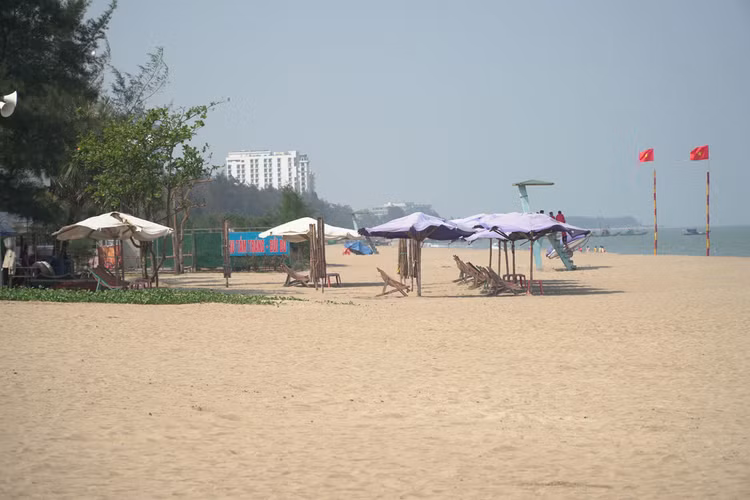 Biển Sầm Sơn vắng tanh vì công điện không đón khách ngoại tỉnh - 3